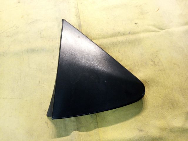 bontott TOYOTA YARIS Jobb Sárvédő Csavar Burkolat