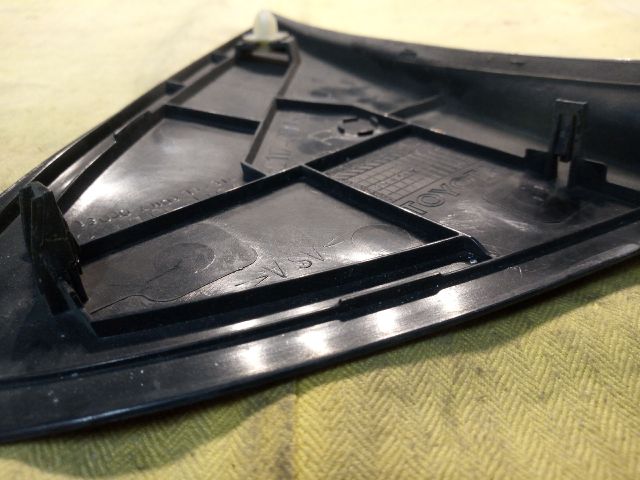 bontott TOYOTA YARIS Jobb Sárvédő Csavar Burkolat