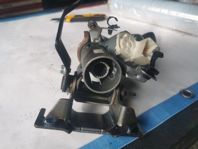 bontott TOYOTA YARIS Kormányoszlop Kormányzárral