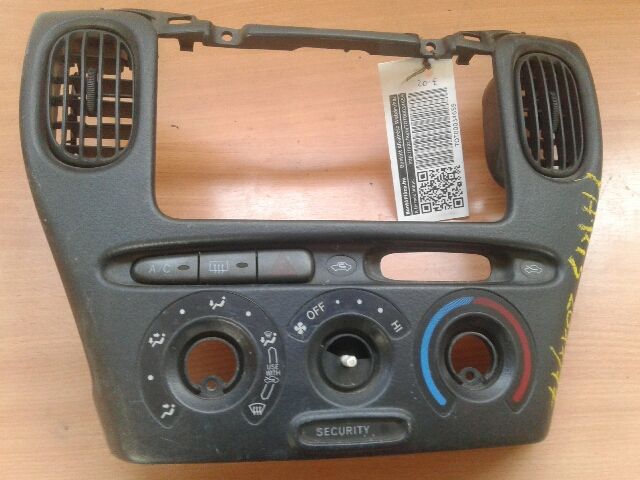 bontott TOYOTA YARIS Középkonzol Keret