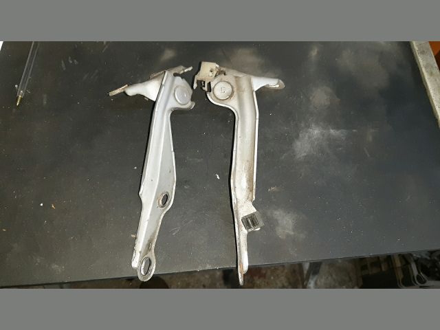 bontott TOYOTA YARIS Motorháztető Zsanér Pár