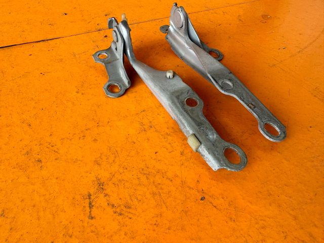 bontott TOYOTA YARIS Motorháztető Zsanér Pár