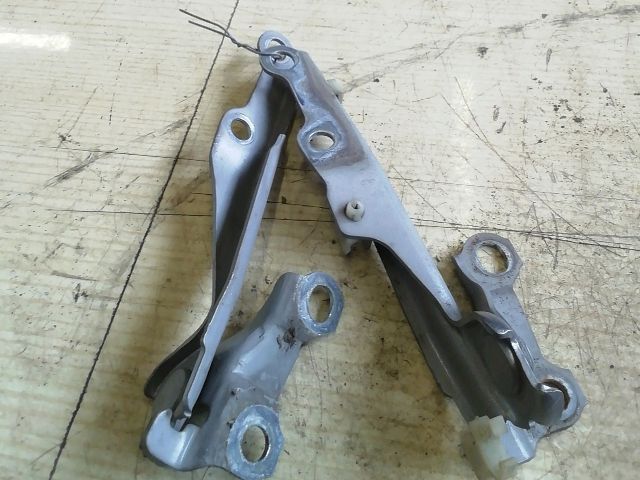 bontott TOYOTA YARIS Motorháztető Zsanér Pár