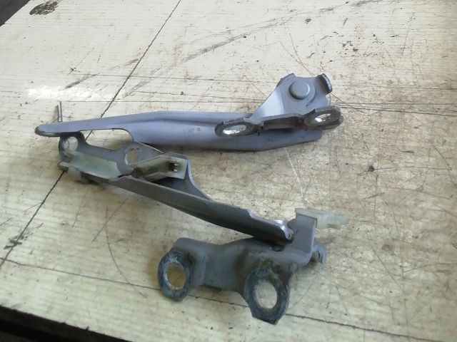 bontott TOYOTA YARIS Motorháztető Zsanér Pár