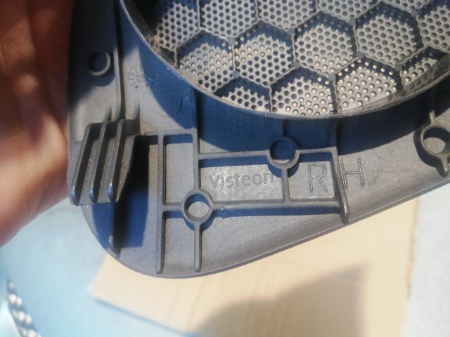 bontott TOYOTA YARIS Műszerfal Bal Hangszóró Burkolat