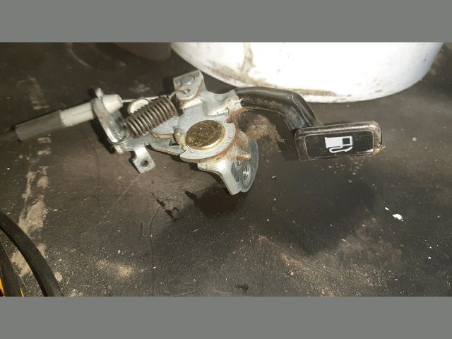 bontott TOYOTA YARIS Tankajtó Nyitó Bowden