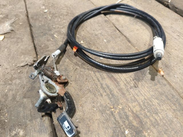 bontott TOYOTA YARIS Tankajtó Nyitó Bowden