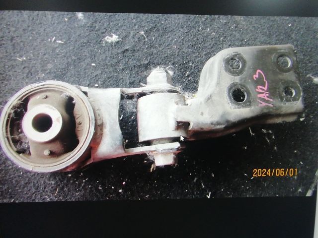 bontott TOYOTA YARIS Váltó Tartó Bak (Pozíciófüggetlen)