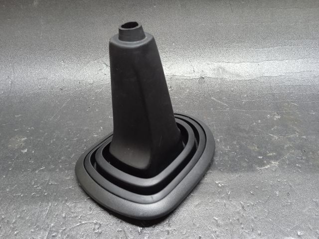 bontott TOYOTA YARIS Váltószoknya