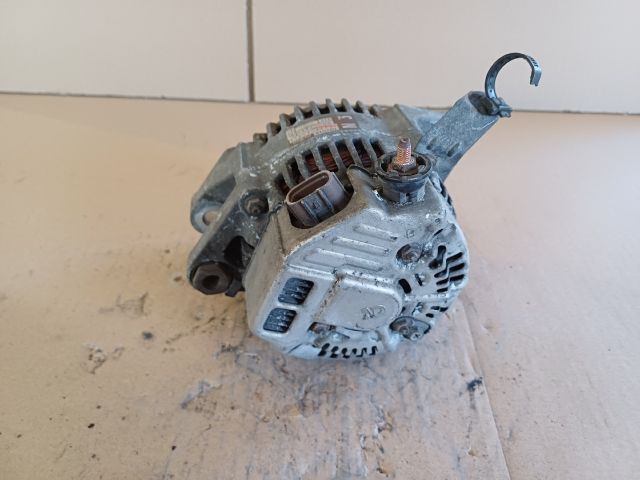 bontott TOYOTA YARIS VERSO Generátor