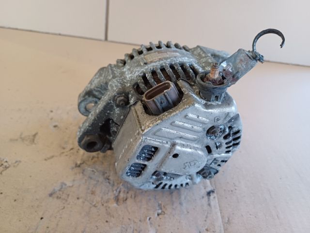 bontott TOYOTA YARIS VERSO Generátor