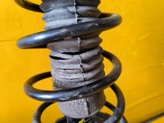 bontott TOYOTA YARIS VERSO Bal első Gólyaláb (Lengécsillapító, Rugó)