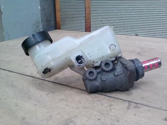 bontott TOYOTA YARIS VERSO Főfékhenger