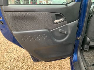 bontott TOYOTA YARIS VERSO Bal hátsó Ajtó Kárpit
