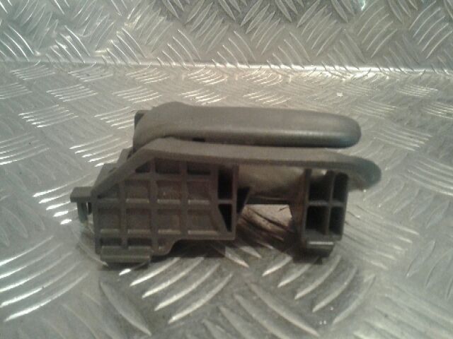 bontott TOYOTA YARIS VERSO Bal hátsó Belső Kilincs