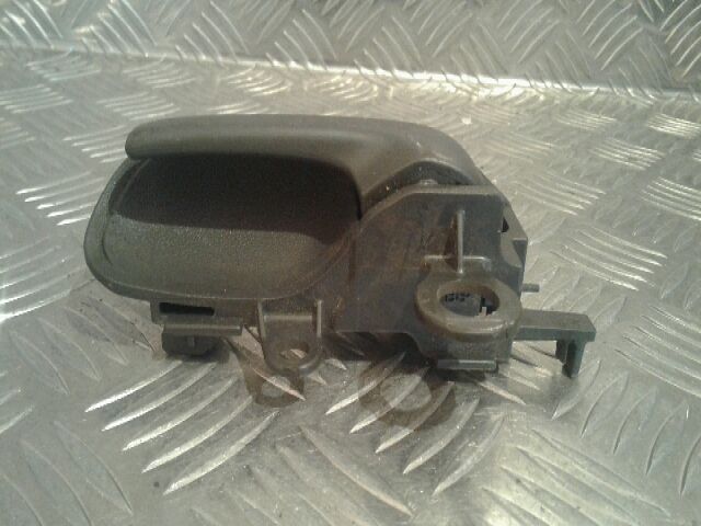 bontott TOYOTA YARIS VERSO Bal hátsó Belső Kilincs