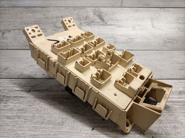 bontott TOYOTA YARIS VERSO Biztosítéktábla Utastér