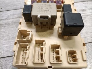 bontott TOYOTA YARIS VERSO Biztosítéktábla Utastér