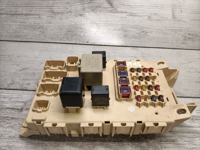 bontott TOYOTA YARIS VERSO Biztosítéktábla Utastér