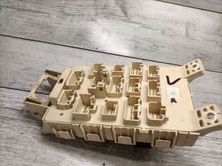 bontott TOYOTA YARIS VERSO Biztosítéktábla Utastér