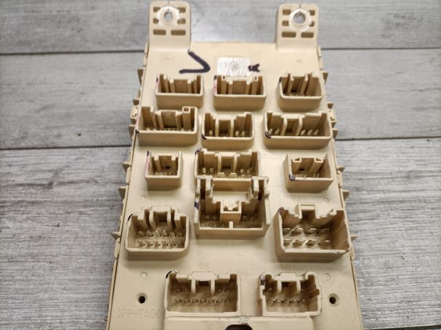 bontott TOYOTA YARIS VERSO Biztosítéktábla Utastér