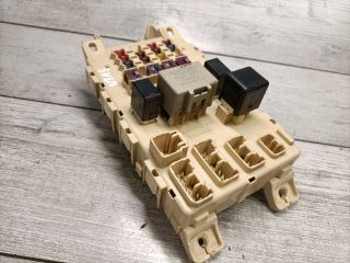 bontott TOYOTA YARIS VERSO Biztosítéktábla Utastér