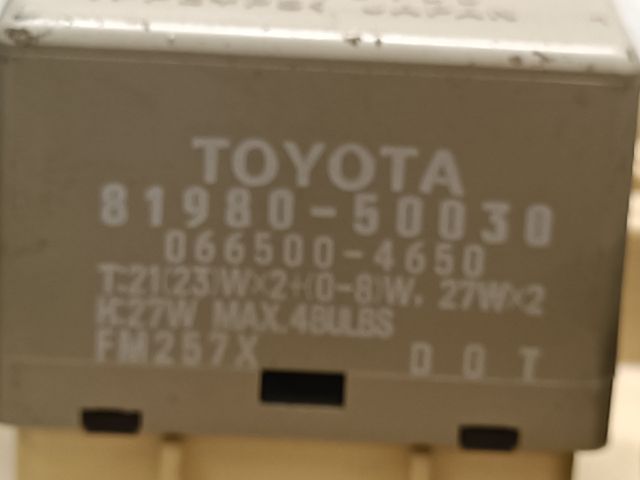 bontott TOYOTA YARIS VERSO Biztosítéktábla Utastér