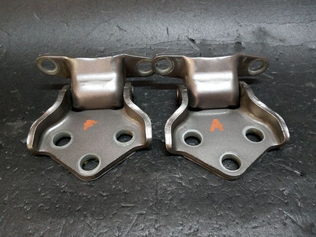 bontott TOYOTA YARIS VERSO Csomagtérajtó Zsanér