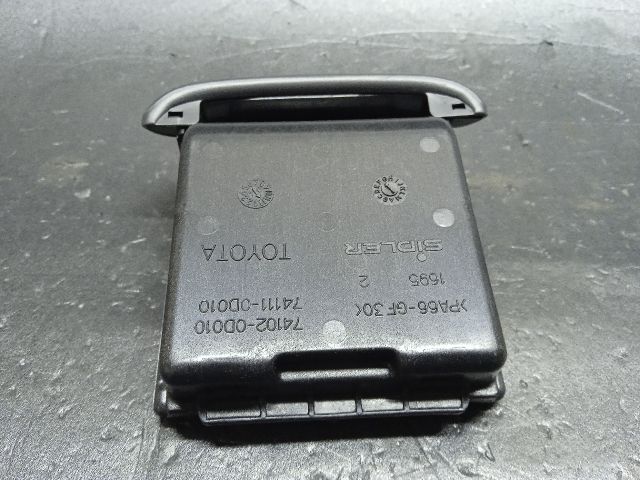 bontott TOYOTA YARIS VERSO Első Hamutartó