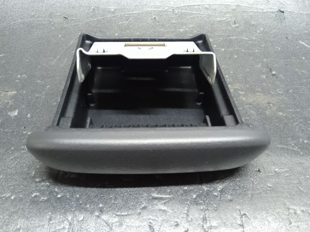 bontott TOYOTA YARIS VERSO Első Hamutartó