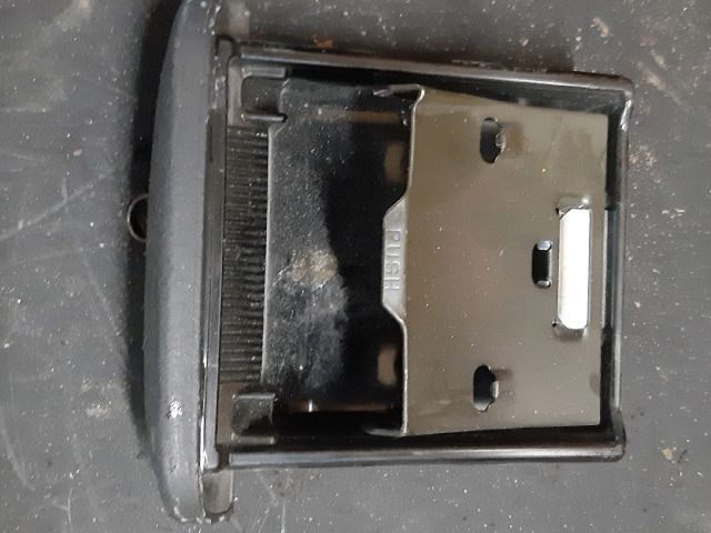 bontott TOYOTA YARIS VERSO Első Hamutartó