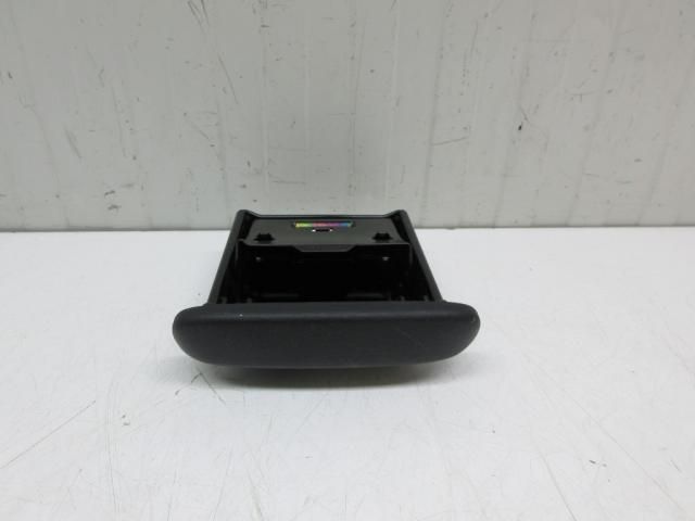 bontott TOYOTA YARIS VERSO Első Hamutartó