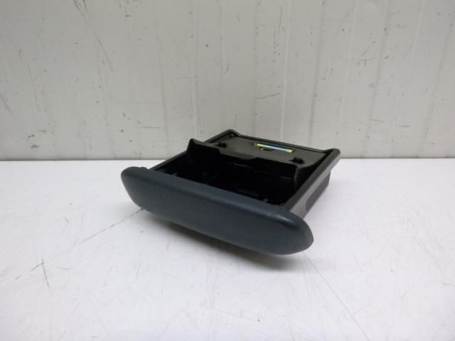 bontott TOYOTA YARIS VERSO Első Hamutartó