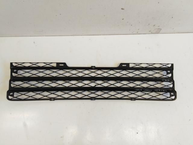 bontott TOYOTA YARIS VERSO Első Lökhárító Alsó Középső Díszrács