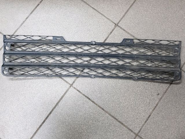 bontott TOYOTA YARIS VERSO Első Lökhárító Alsó Középső Díszrács