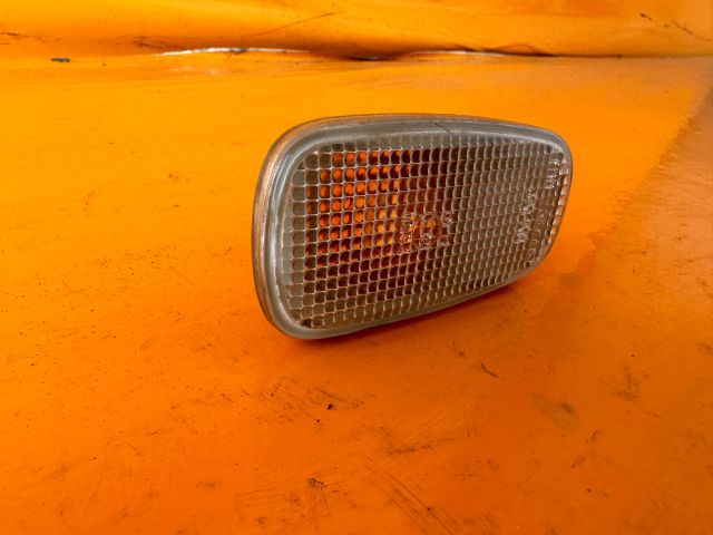 bontott TOYOTA YARIS VERSO Jobb első Sárvédő Irányjelző