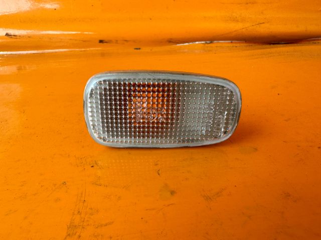 bontott TOYOTA YARIS VERSO Jobb első Sárvédő Irányjelző