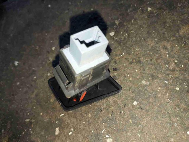 bontott TOYOTA YARIS Vészvillogó Kapcsoló