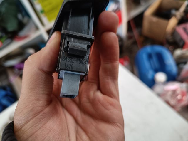 bontott TOYOTA YARIS Vészvillogó Kapcsoló