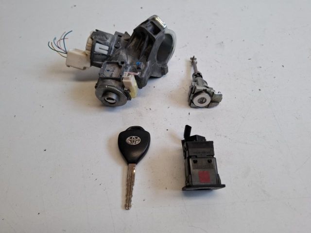 bontott TOYOTA YARIS Zárbetét Szett