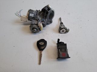 bontott TOYOTA YARIS Zárbetét Szett