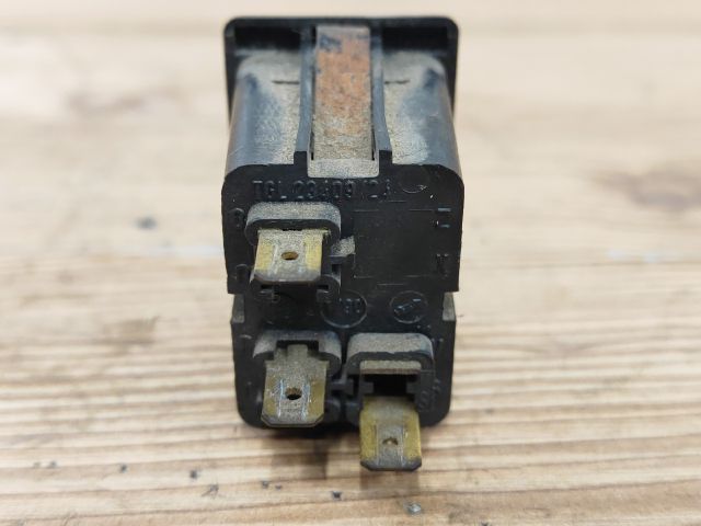 bontott TRABANT 1.1 Hátsó Ködzárófény Kapcsoló