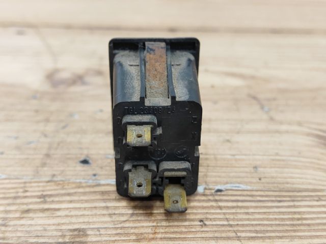 bontott TRABANT 1.1 Hátsó Ködzárófény Kapcsoló