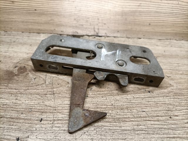 bontott TRABANT 1.1 Motorháztető Zárszerkezet