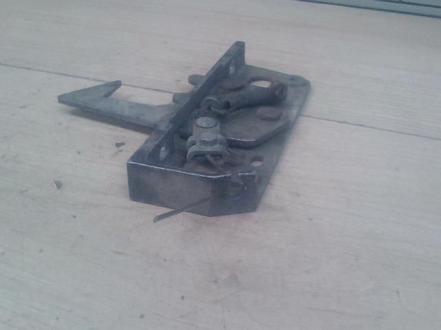 bontott TRABANT 1.1 Motorháztető Zárszerkezet