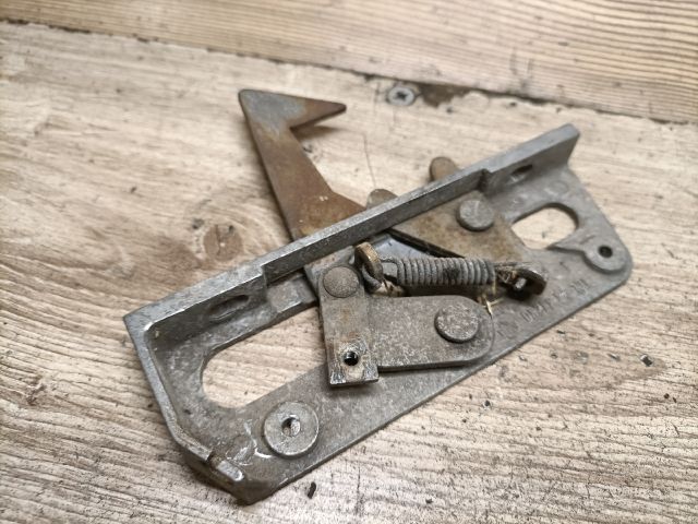 bontott TRABANT 1.1 Motorháztető Zárszerkezet