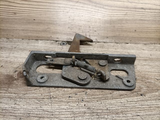 bontott TRABANT 1.1 Motorháztető Zárszerkezet