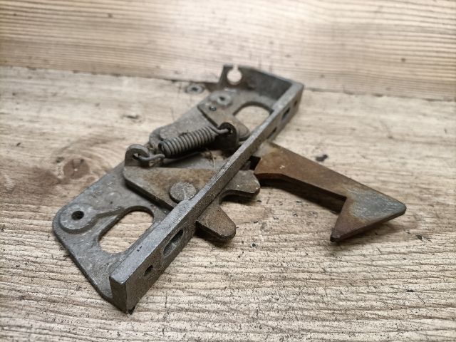 bontott TRABANT 1.1 Motorháztető Zárszerkezet