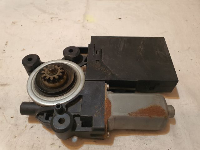 bontott VOLVO C30 Jobb első Ablakemelő Motor