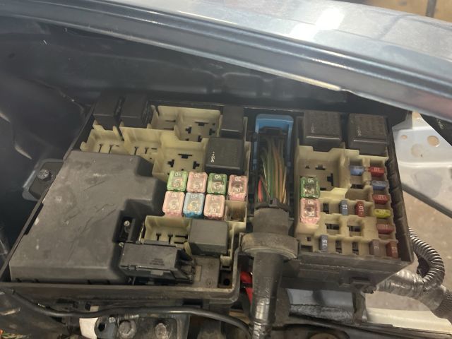 bontott VOLVO S40 Biztosítéktábla Motortér